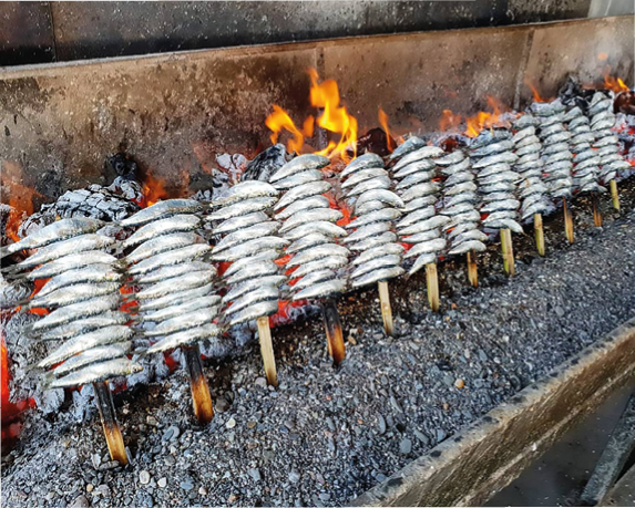 Espetos de sardinas Deze typisch Spaanse lekkernij moet je écht eens proberen!